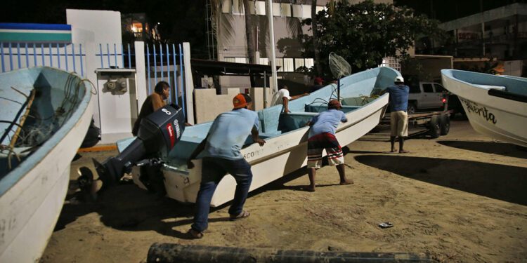 Foto: Jorge Luis Plata // Puerto Escondido en calma a las 23:00 horas de este martes. Pescadores se preparan ante el inminente impacto de Erick.