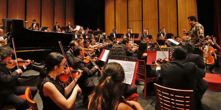 Foto: Jorge Luis Plata // Se realizó en el majestuoso teatro Macedonio Alcalá el último concierto de temporada de la orquesta sinfónica de Oaxaca dirigida por el maestro Faustino Díaz ante un lleno total.