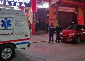 Un hombre y una mujer resultaron heridos por envases de vidrio.