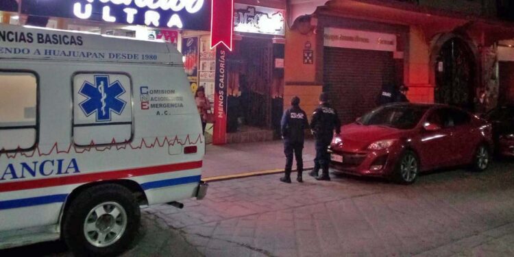 Un hombre y una mujer resultaron heridos por envases de vidrio.