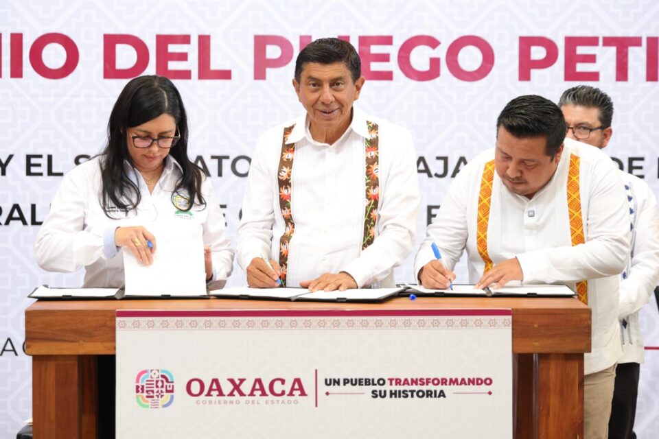 El acuerdo fue firmado por el gobernador Salomón Jara, el titular de la Secretaría de Administración Noel Hernández, y la secretaria general del STPEIDCEO, Carmen Zárate.
