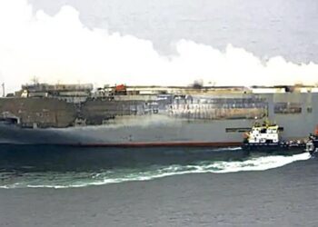 Se hunde barco con 3 mil autos chinos, algunos eléctricos, que venían a México
