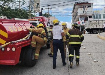 Los bomberos lograron controlar el fuego antes de afectar otras zonas de la casa.