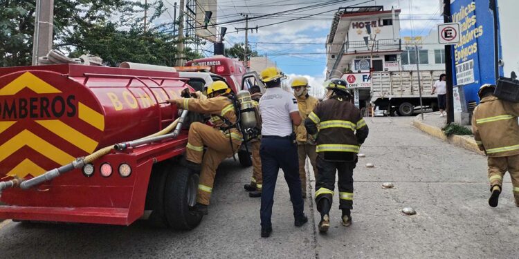 Los bomberos lograron controlar el fuego antes de afectar otras zonas de la casa.