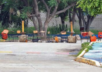 Como parte del conflicto, fueron levantadas barricadas en los accesos.