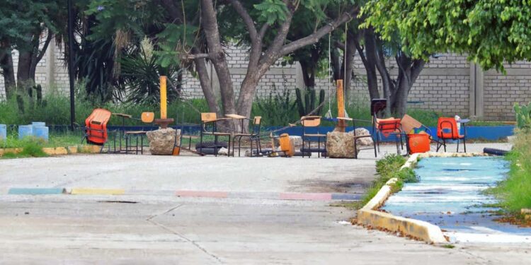 Como parte del conflicto, fueron levantadas barricadas en los accesos.