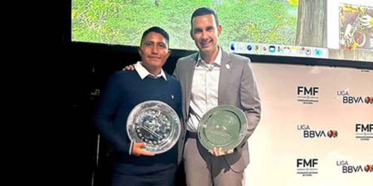 Darío Cortés fue reconocido como el mejor arbitro asistente.