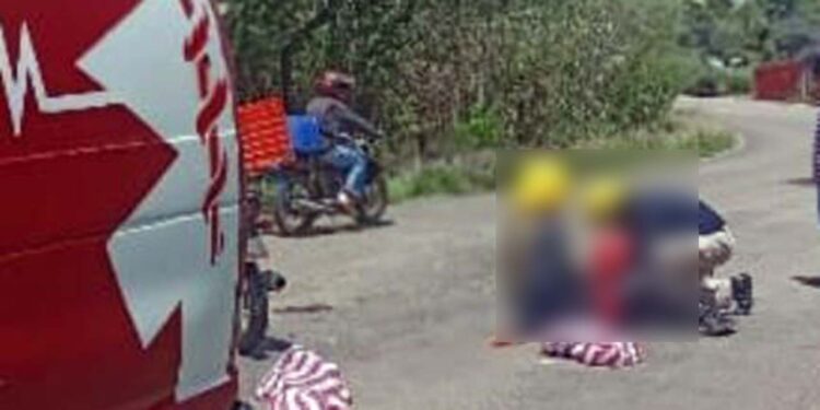 El accidente dejó severamente lesionado al motociclista.