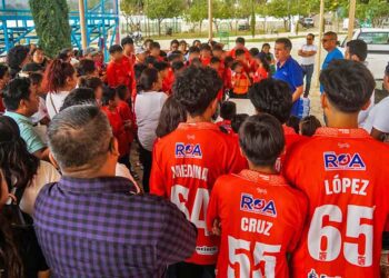 El director deportivo del Club Deportivo Chapulineros entregó los zapatos deportivos.