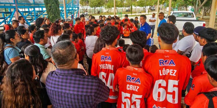 El director deportivo del Club Deportivo Chapulineros entregó los zapatos deportivos.