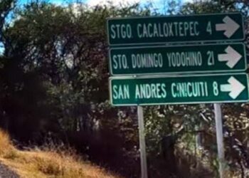 El accidente se suscitó a la altura de la desviación al municipio de Tezoatlán de Segura y Luna.