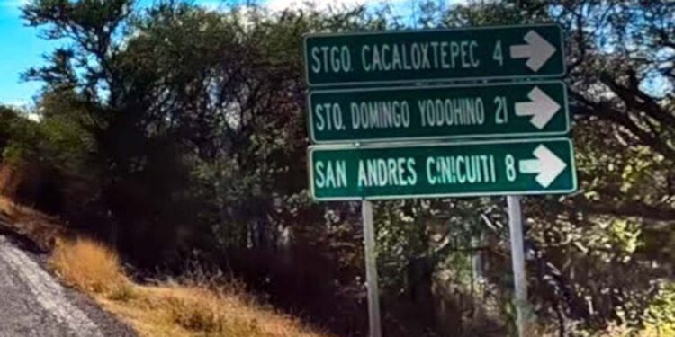 El accidente se suscitó a la altura de la desviación al municipio de Tezoatlán de Segura y Luna.