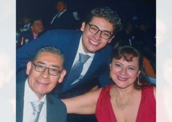 El entusiasta joven estuvo acompañado por sus padres.