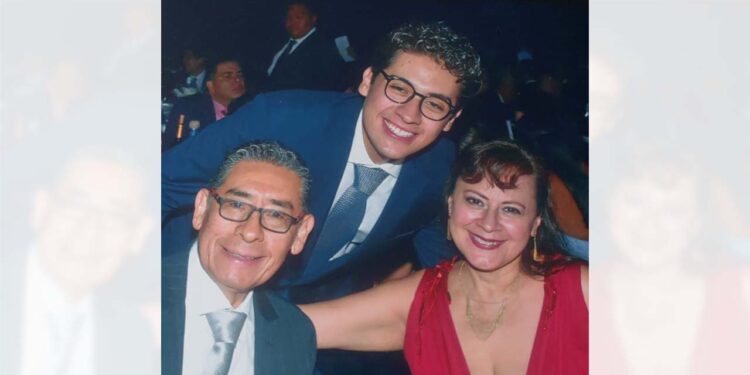 El entusiasta joven estuvo acompañado por sus padres.