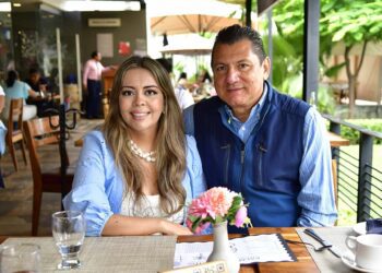Foto: Rubén Morales // La pareja fue vista degustando un rico desayuno.