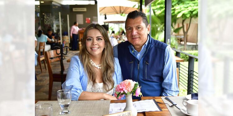 Foto: Rubén Morales // La pareja fue vista degustando un rico desayuno.