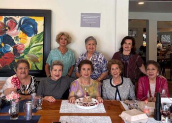 Fotos: Rubén Morales // La cumpleañera estuvo rodeada de sus amigas del Club Maunaloa.