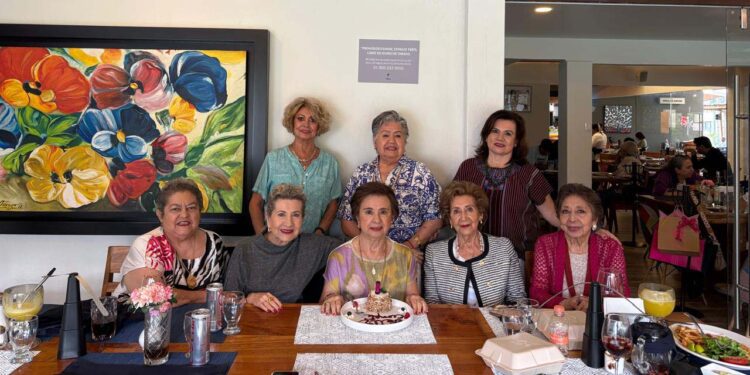 Fotos: Rubén Morales // La cumpleañera estuvo rodeada de sus amigas del Club Maunaloa.