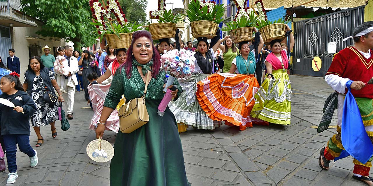 La madre de la quinceañera Soledad Quevedo Martínez estuvo muy feliz de ver a su hija cumplir XV años.
