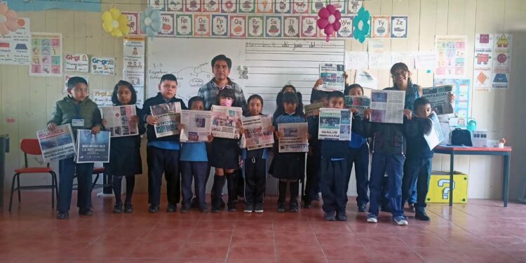 Foto: cortesía // Los estudiantes el proceso de edición e impresión de cada ejemplar.