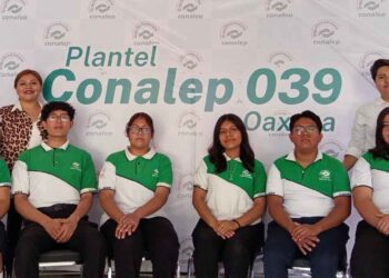 Los participantes acompañados por la directora y coordinadora del plantel.