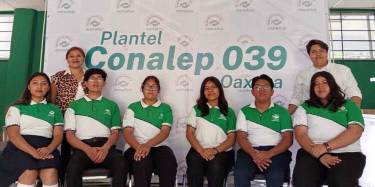 Los participantes acompañados por la directora y coordinadora del plantel.