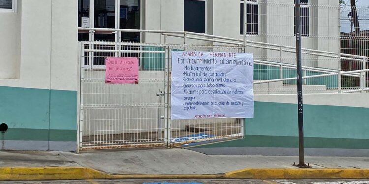 Los trabajadores continúan en paro por falta de medicamentos, material y gasolina para ambulancias.