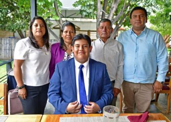 Fotos: Rubén Morales // Magdiel celebró su logro con un rico desayuno en compañía de sus padres y hermanos.