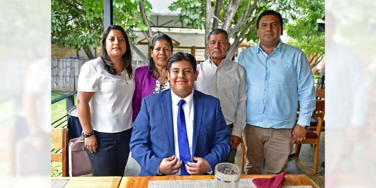 Fotos: Rubén Morales // Magdiel celebró su logro con un rico desayuno en compañía de sus padres y hermanos.