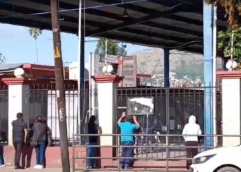 Pese a recibir tarea para continuar estudiando durante el paro, los tutores señalan que no es igual que acudir a clases.