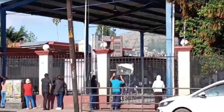 Pese a recibir tarea para continuar estudiando durante el paro, los tutores señalan que no es igual que acudir a clases.