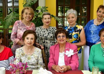 Sus amigas se reunieron para pasar un ameno momento con la festejada.