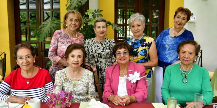 Sus amigas se reunieron para pasar un ameno momento con la festejada.