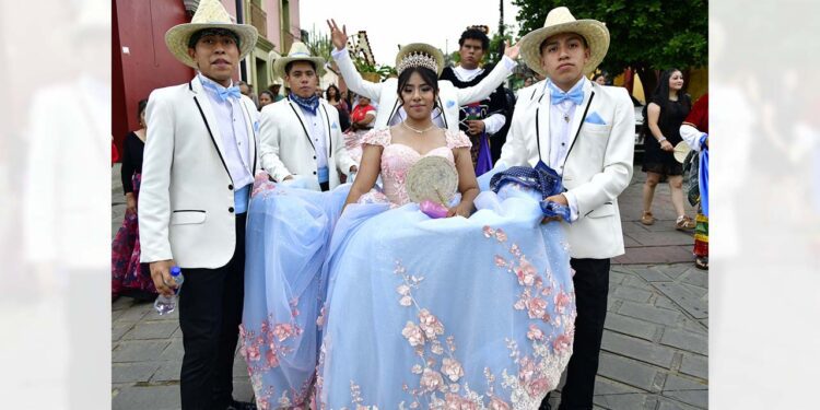 Fotos: Rubén Morales // Yaretzy Concepción Chávez Quevedo estuvo acompañada en todo momento por sus chambelanes.