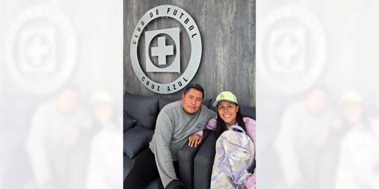 Zoé Sinaí Mendoza es jugadora de Cruz Azul.