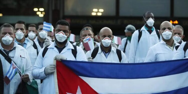 Restringe EU visas por ‘explotación’ de médicos cubanos