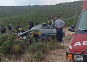 Daños materiales y una adulta mayor lesionada deja accidente.