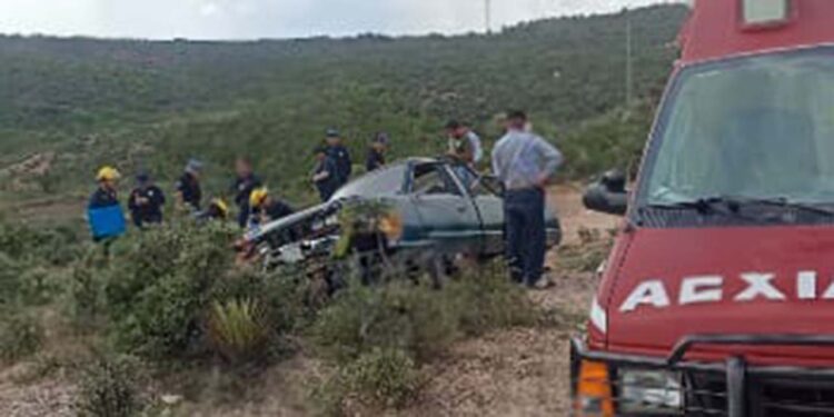 Daños materiales y una adulta mayor lesionada deja accidente.