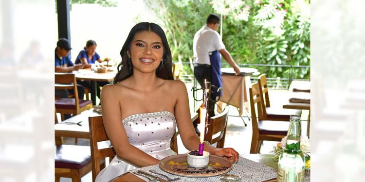 Fotos: Rubén Morales // Gabriela celebró muy feliz este logro importante para ella.