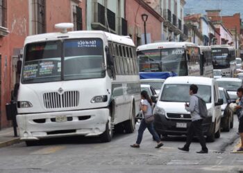 Foto: Álvaro Cuitláhuac López // Las líneas del transporte urbano de la capital siguen operando con unidades antiguas.