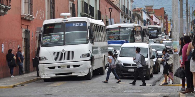 Foto: Álvaro Cuitláhuac López // Las líneas del transporte urbano de la capital siguen operando con unidades antiguas.