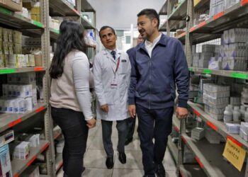 Foto: cortesía // Martí Batres, director general del ISSSTE, visitó la Clínica de Medicina Familiar en Oaxaca.