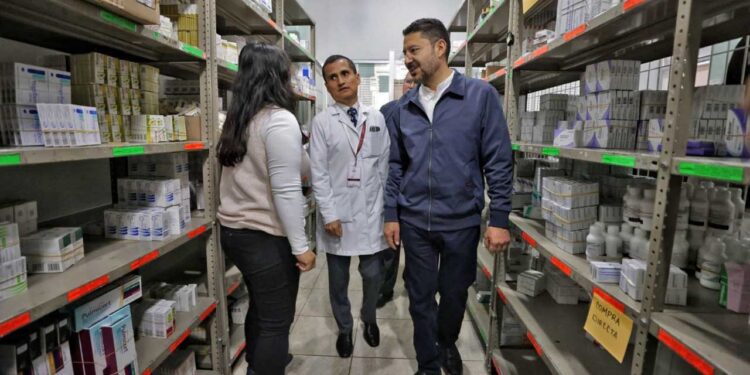 Foto: cortesía // Martí Batres, director general del ISSSTE, visitó la Clínica de Medicina Familiar en Oaxaca.