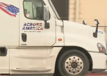 Exige Trump inglés para manejar en EU; camioneros inconformes
