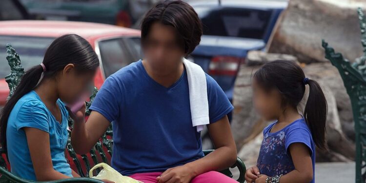Foto: CHATGPT // De los más de 30 mil nacimientos ocurridos en 2023 en la entidad, tres mil de los padres eran menores de 15 años y mil 385 de 15 a 19.