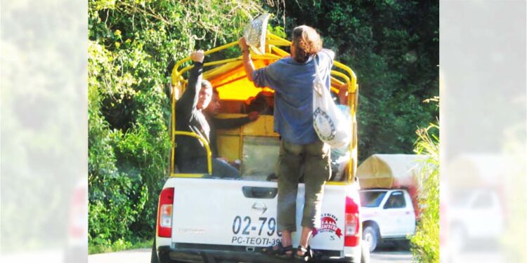 Llegan los primeros turistas a Huautla de Jiménez.