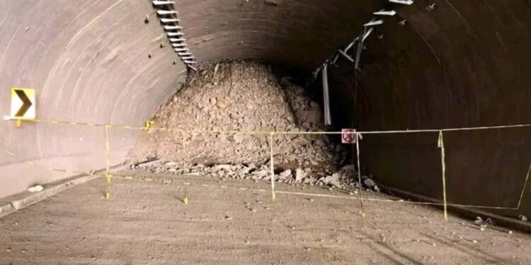 Foto: cortesía // A la altura del túnel número 3, conocido como El Tornillo, se presenta un derrumbe.