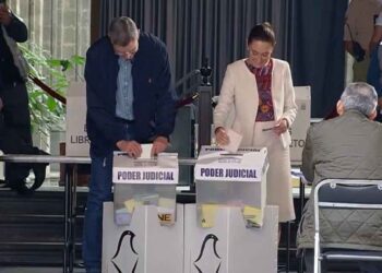 Foto: internet // Acompañada de su esposo Jesús María Tarriba, la presidenta Claudia Sheinbaum emitió su voto en la elección judicial, en la casilla ubicada en la calle Moneda, frente a Palacio Nacional.
