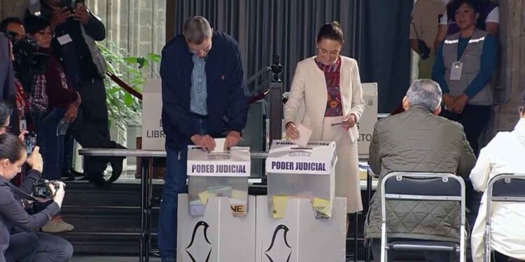 Foto: internet // Acompañada de su esposo Jesús María Tarriba, la presidenta Claudia Sheinbaum emitió su voto en la elección judicial, en la casilla ubicada en la calle Moneda, frente a Palacio Nacional.