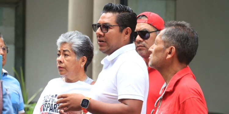 Fotos: Adrián Gaytán // El periodista Álvaro Cuitláhuac López señaló que la fiscalía sigue sin proporcionar la supuesta orden de cateo y de aprehensión que justificara el operativo en la casa de sus padres.